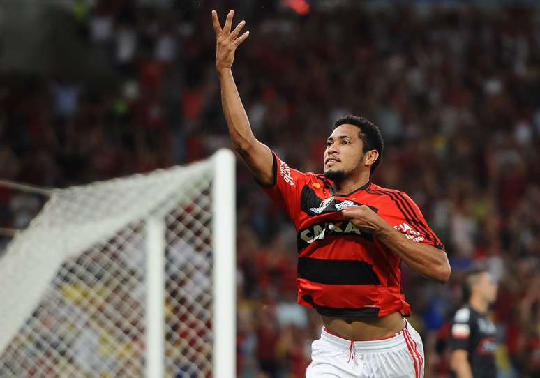 <p>Hernane fez sucesso com a camisa do Flamengo</p>