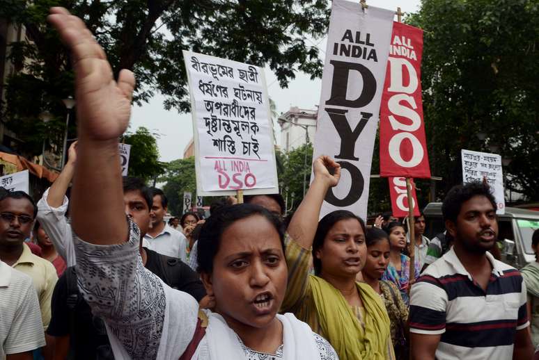 <p>Integrantes do Centro de Unidade Social da &Iacute;ndia (Suci) gritam&nbsp;palavras de ordem contra o governo durante um protesto contra o suposto estupro de uma estudante por tr&ecirc;s adolescentes em Kolkata, em 02 de junho&nbsp;</p>