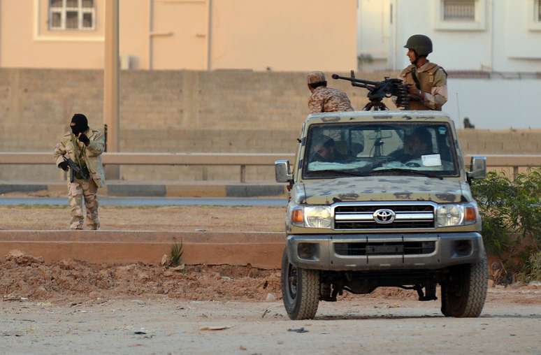 Imagem mostra militantes leais ao general Khalifa Haftar durante confrontos contra os islâmicos na cidade de Benghazi 