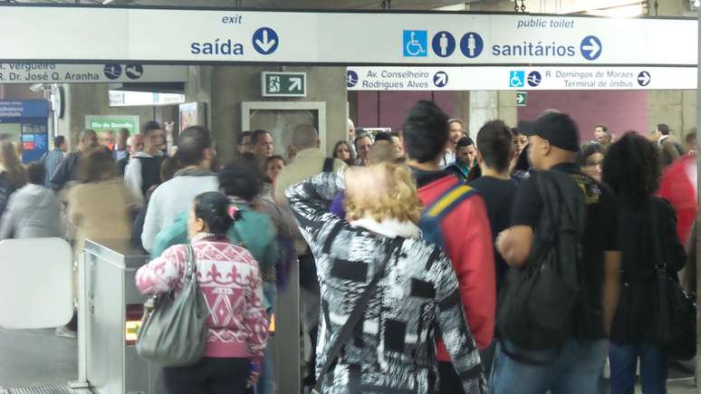 Catracas cheias na estação Ana Rosa (Linha Verde)