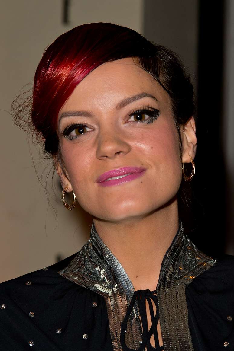 Lily Allen aposta em franja com trança para baile de gala