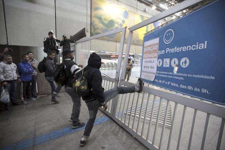 Passageiros pulam a grade de entrada da estação Itaquera do metrô de São Paulo. 05/06/2014