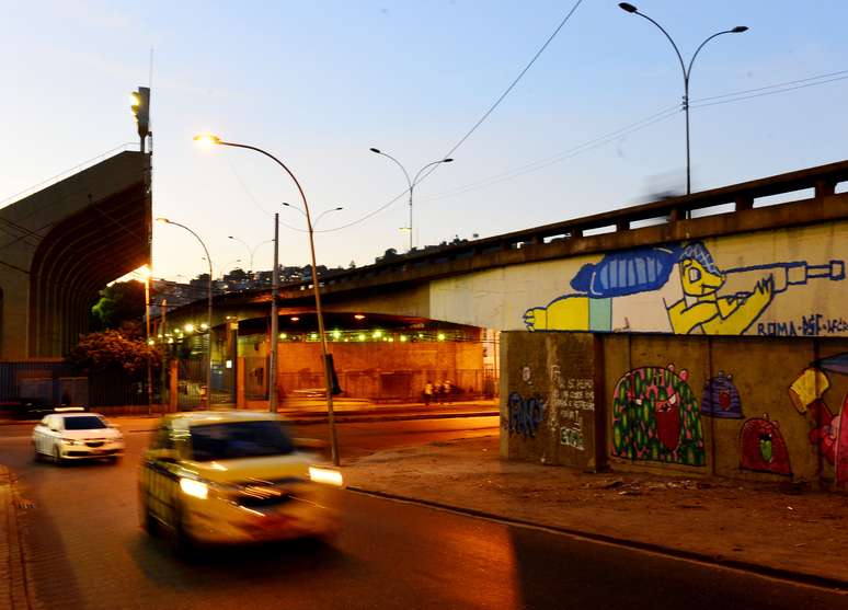 Armado e ao lado do Sambódromo, Fuleco foi pintado no Viaduto São Sebastião