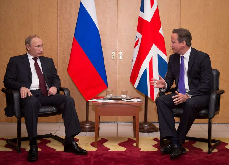 <p>Primeiro-ministro britânico David Cameron se encontrou com o presidente russo, Vladimir Putin, em um aeroporto de Paris, na França</p>