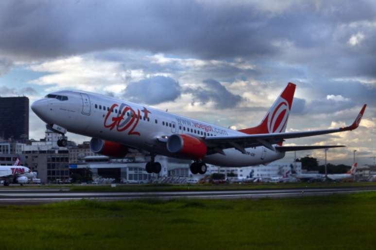 Avião da Gol decola do Aeroporto Santos Dumont, no Rio de Janeiro