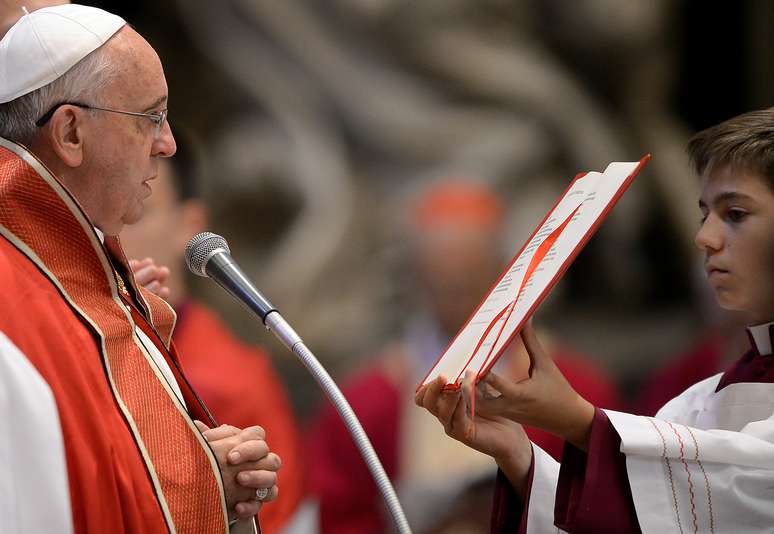 Francisco quer mudar a cara da Cúria nomeando laicos, não italianos e, em menor número, mulheres