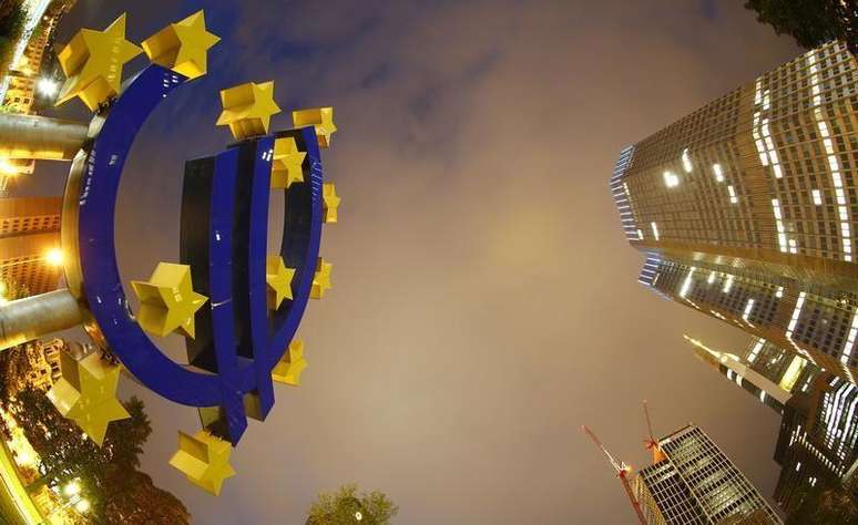 Logotipo do euro fotografado em frente à sede do Banco Central Europeu, em Frankfurt. O BCE reduziu sua estimativa para a inflação na zona do euro nesta quinta-feira, projetando que ela alcançará 1,4 por cento em 2016, ainda mais longe da meta de abaixo mas próximo de 2 por cento.  2/09/2013.