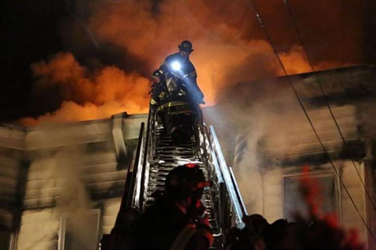 <p>200 bombeiros trabalharam no resgate de vítimas e combate do fogo</p>