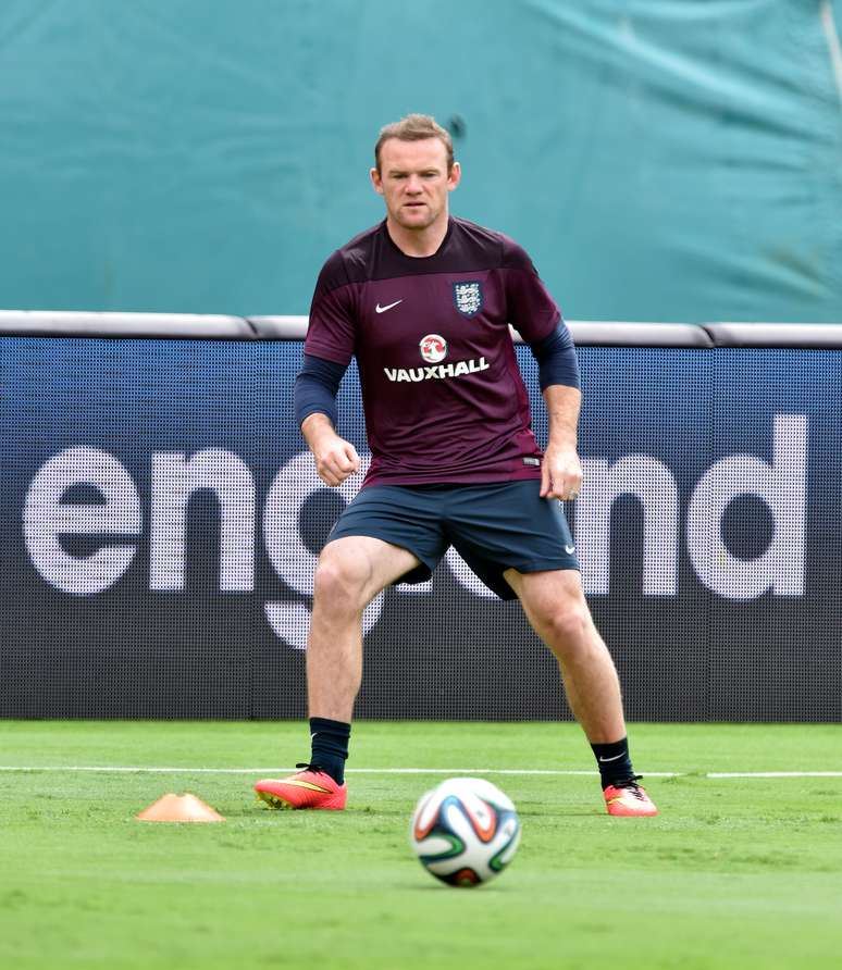 Rooney se coloca à disposição de Roy Hodgson