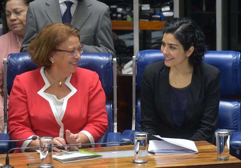 É hora de abolir de vez essa vergonha, senhores congressistas. Com a manutenção do conceito de trabalho escravo como ele é hoje, vocês se tornam parte da história e, certamente, serão lembrados pelas futuras gerações, pois tiveram a coragem de garantir dignidade ao trabalhador brasileiro. Esse sim será um golaço histórico pré-Copa do Mundo, disse a atriz Leticia Sabatella (dir.) no Senado