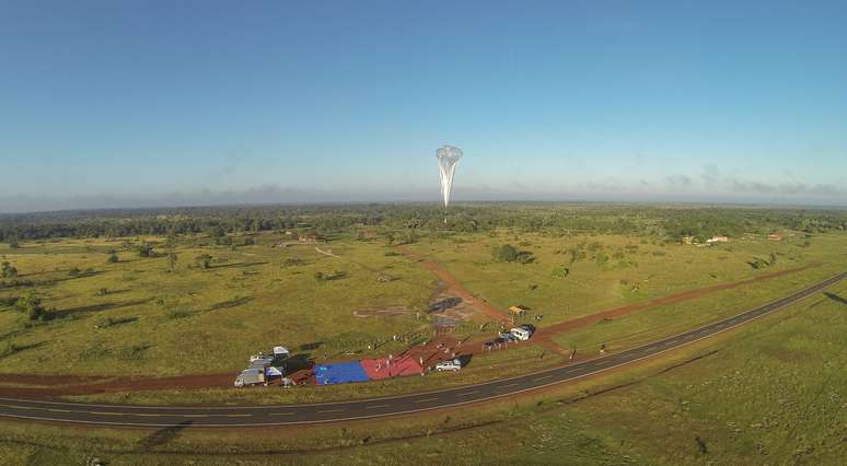 Balão do Google Loon planando na cidade Teresina, Piauí 