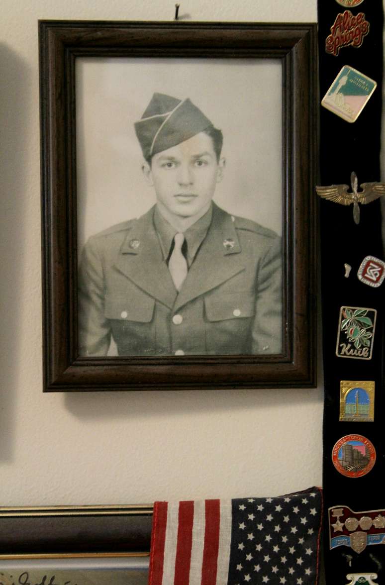 <p>Ao avan&ccedil;ar para a Alemanha, Melnikoff levou um tiro no pesco&ccedil;o e outro no ombro. 'Eu tenho muita sorte', disse</p>