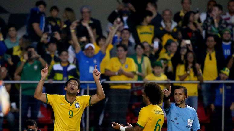 Fred comemora o gol marcado contra a Sérvia