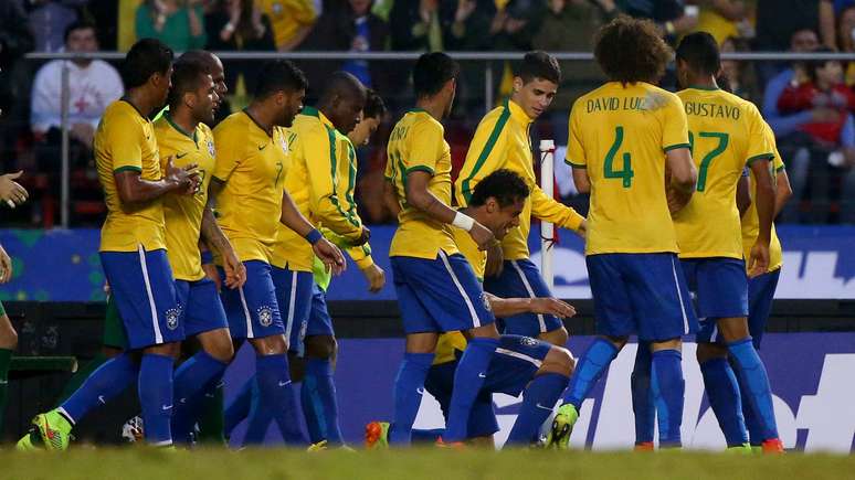 Jogadores fazem a festa após o gol marcado por Fred