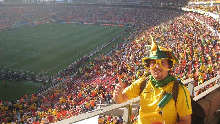 Vestido a caráter, Theo Saad acompanha jogo do Brasil durante a Copa do Mundo de 2010