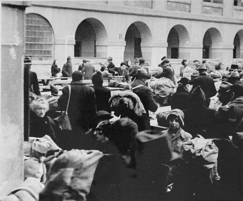 O campo de concentração Theresienstadt, onde Bob Behr foi forçado a enterrar corpos de outros judeus 