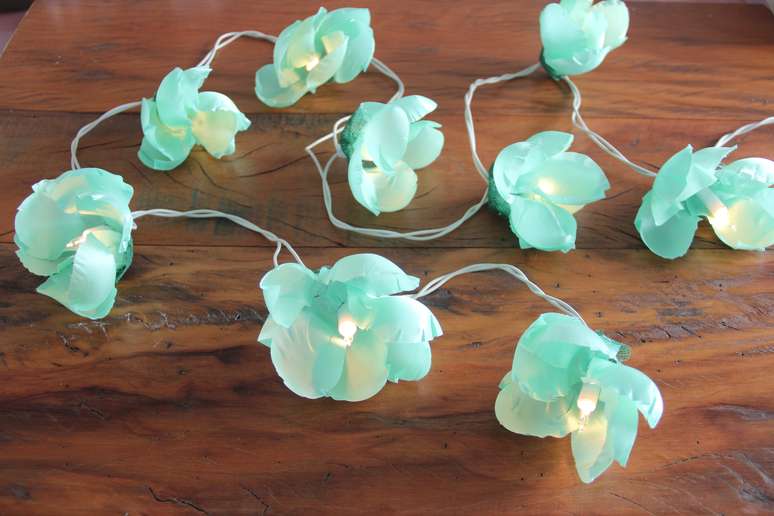 <p>Depois &eacute; s&oacute; passar cada luzinha do pisca-pisca por dentro do buraco das forminhas</p>