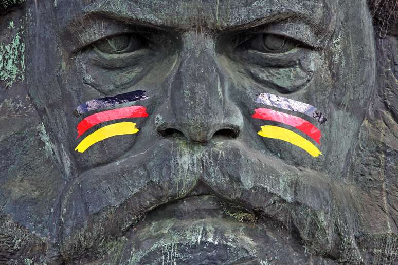 <p>Campanha n&atilde;o foi bem vista por moradores, que afirmaram que o pensador jamais apoiaria uma Copa do Mundo</p>