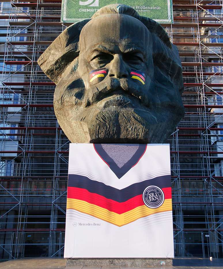 <p>Monumento foi alterado por uma ag&ecirc;ncia de publicidade, que criou uma camiseta para o busto e aplicou listras nas cores da bandeira alem&atilde;, em suas bochechas</p>