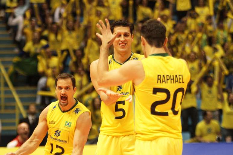 Com muita dificuldade e apenas no quinto set, a Sele&ccedil;&atilde;o Brasileira conseguiu vencer o Ir&atilde; por 3 sets a 2 em partida da Liga Mundial nesta sexta-feira