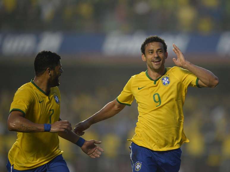 Ap&oacute;s ouvir a torcida pedir por "Lu&iacute;s Fabiano", Fred marca gol e leva uma das m&atilde;os ao ouvido