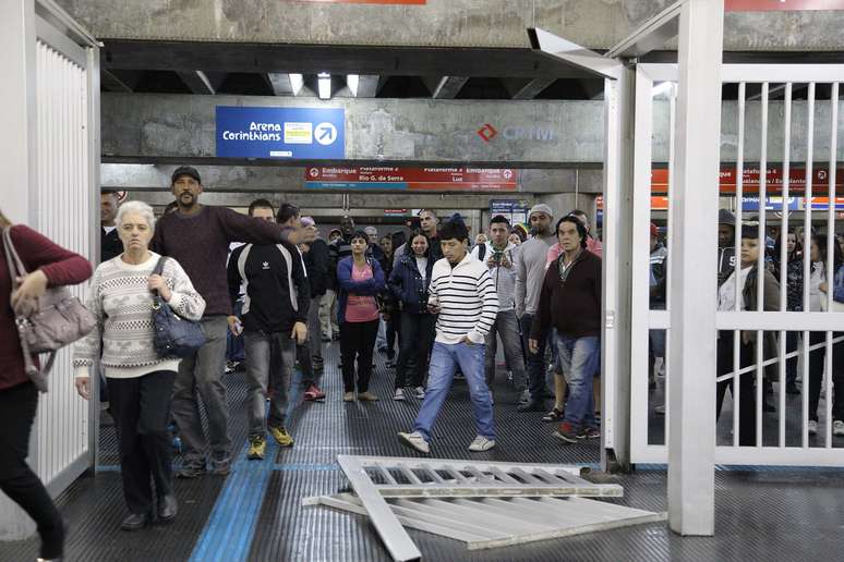 Passageiros derrubaram o portão da estação Brás da CPTM