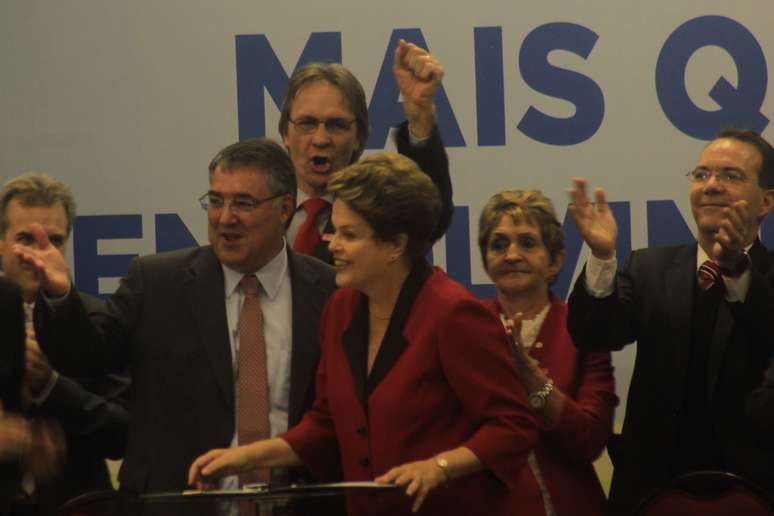 Dilma recebe afagos em Florianópolis