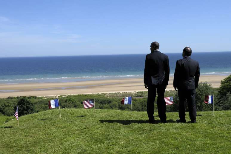 Obama e Hollande olham mar em praia de Omaha durante uma cerimônia conjunta comemoração francesa-americana do Dia D no Memorial e Cemitério Americano em Colleville-sur-mer, Normandia
