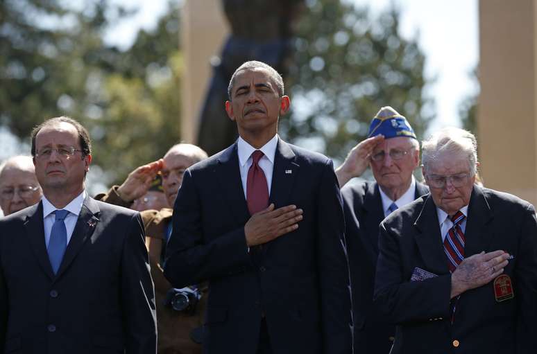 Presidente dos EUA, Barack Obama, e o presidente francês, François Hollande, ficam ao lado de veteranos em cerimônia de Comemoração ao Dia D, no Cemitério e Memorial Colleville-sur-Mer, na Normandia