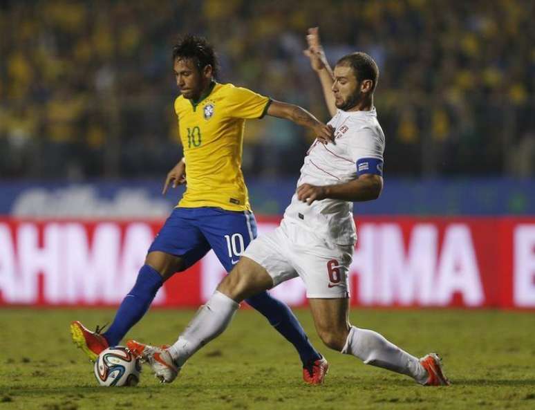 Neymar é marcado por Ivanovic em amistoso do Brasil contra a Sérvia em São Paulo. 06/06/2014
