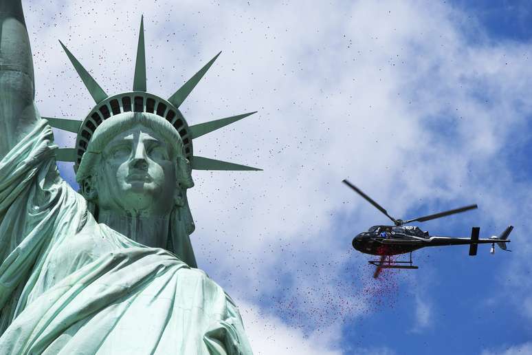 <p>Pétalas de rosas foram lançadas por helicópteros sobre a Estátua da Liberdade</p>