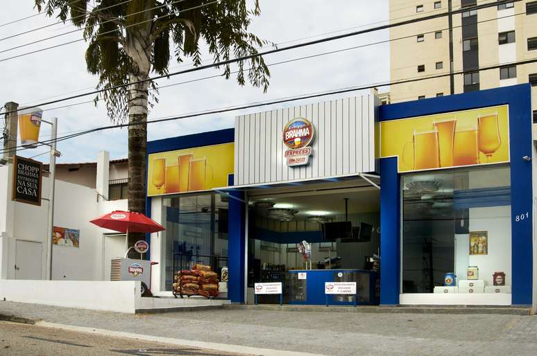 <p><strong>Chopp Brahma Express </strong>Inspirado nos botecos dos anos 50 e 60, o modelo comercializado pela Ambev mira confraterniza&ccedil;&otilde;es com entrega de produtos, brindes da marca e a venda de cervejas importadas. O investimento&nbsp;&eacute; de pelo menos R$ 300 mil e faturamento m&eacute;dio de R$ 120 mil</p>