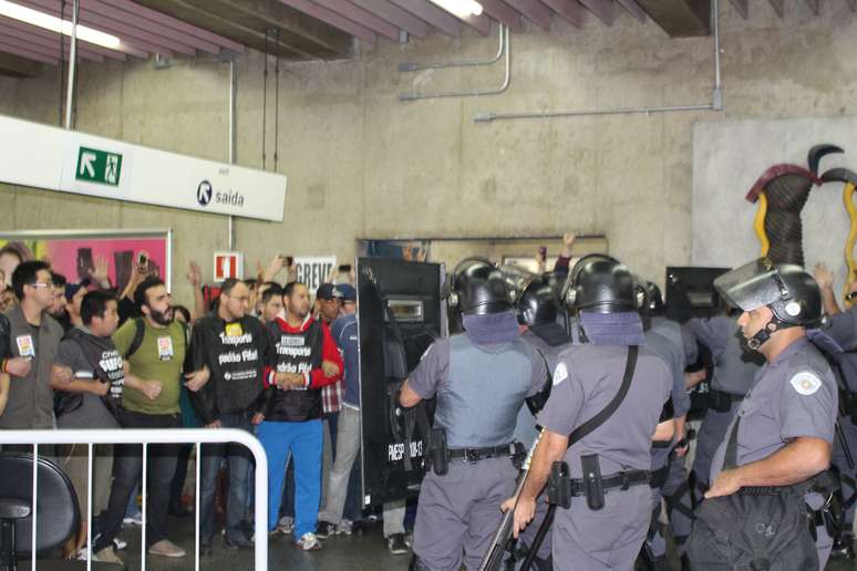 Homens da Tropa de Choque expulsaram os grevistas da estação com o uso de bombas