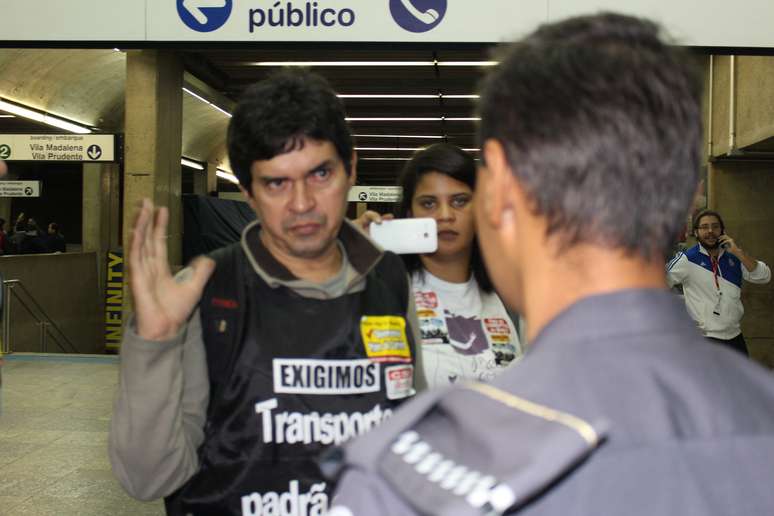 PM entrou em confronto com grevistas na manh&atilde; desta sexta na esta&ccedil;&atilde;o Ana Rosa do Metr&ocirc;