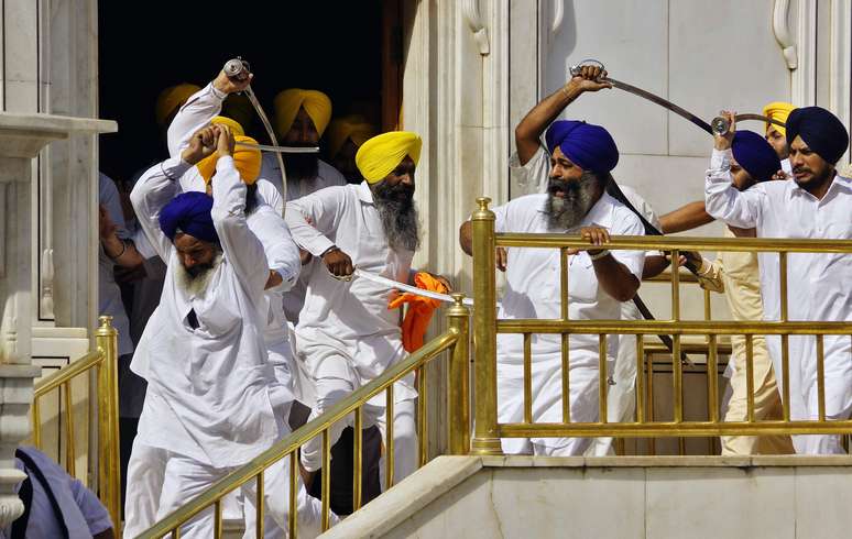 Índia: grupos rivais lutam com espadas em Templo; 12 ficaram feridos