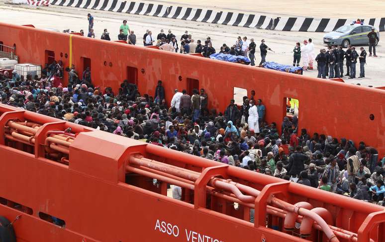 . A Itália resgatou mais de 2.500 homens, mulheres e crianças de barcos superlotados no mar Mediterrâneo