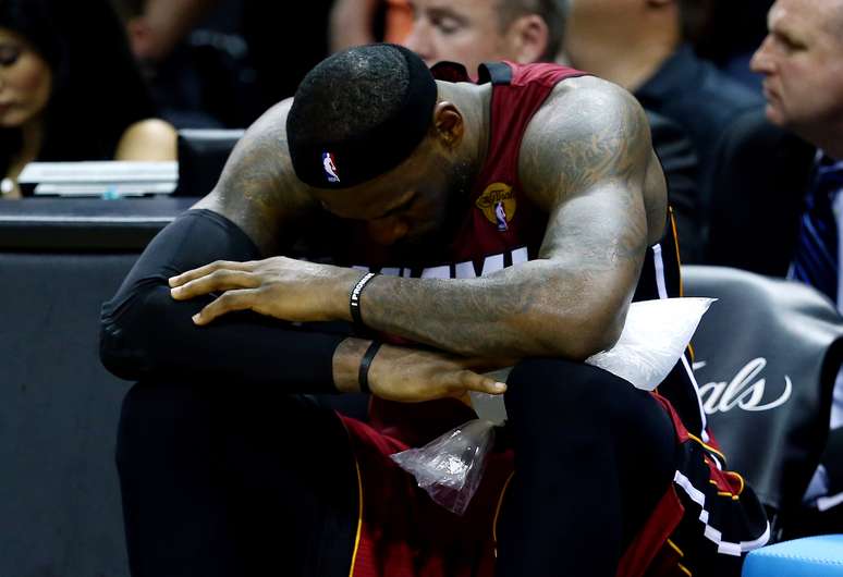 <p>LeBron James teve problemas de câimbras durante a partida contra o San Antonio Spurs</p>