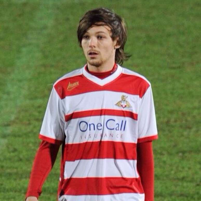 Louis Tomlinson, do One Direction, negocia compra de clube de futebol