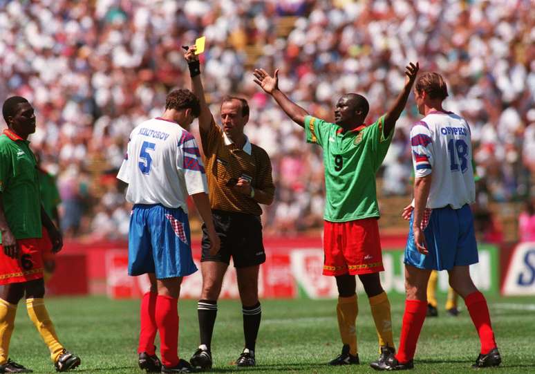 <p>Roger MIlla entrou para a história do futebol ao marcar o gol de Camarões na derrota por 6 a 1 diante da Rússia, na Copa de 1994. Apesar da goleada, ele se tornou o mais velho a balançar as redes em um mundial, com 42 anos</p>