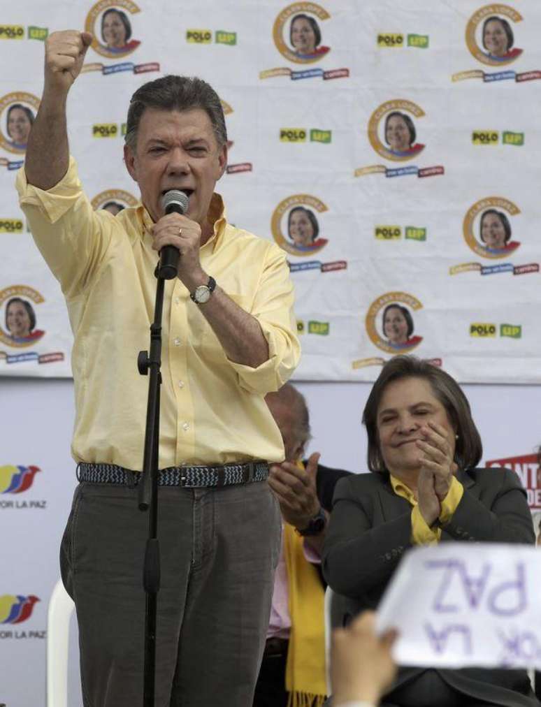 O presidente da Col&ocirc;mbia, Juan Manuel Santos, e candidato &agrave; reelei&ccedil;&atilde;o, se dirige a apoiadores durante camapanha em Bogot&aacute;. 05/06/2014