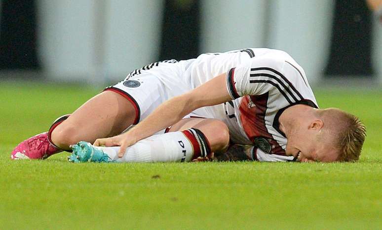<p>Titular da seleção da Alemanha, Marco Reus se contundiu nesta sexta-feira no último amistoso antes de viajar para o Brasil para a Copa do Mundo; o meia-atacante torceu o tornozelo e seu corte do Mundial foi confirmado durante a noite pela Federação Alemã de Futebol (DFB)</p>