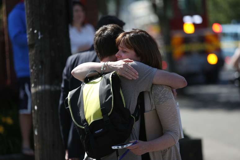 <p>Parentes de vítimas lamentam o episódio na universidade em Seattle</p>