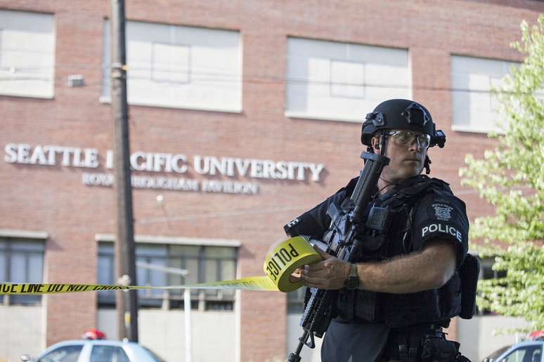 <p>Estudantes pularam em cima do atirador, sendo capazes de contê-lo, mantendo-o no chão até que a polícia chegasse, minutos depois</p>