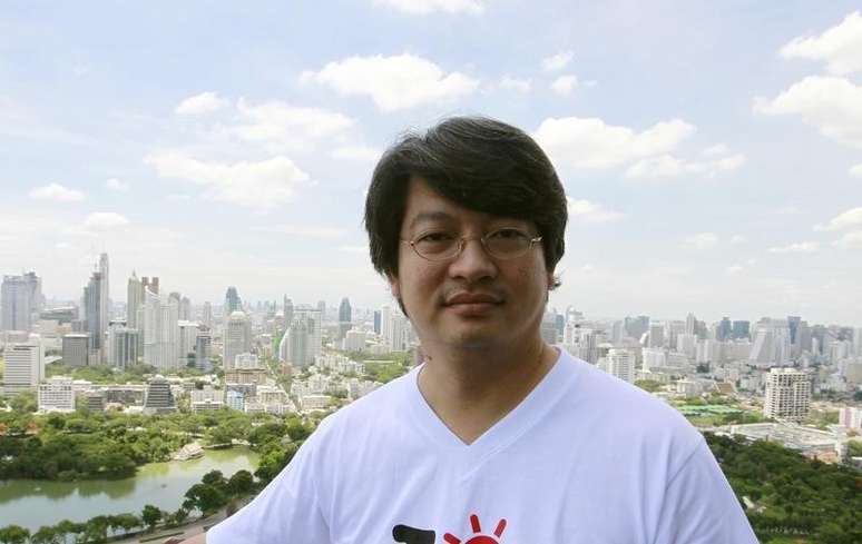 Sombat Boonngamanong, 42 anos, fundador da "Mirror Foundation", conhecido ativista da sociedade civil, posa para uma fotografia na Tailândia em julho de 2010