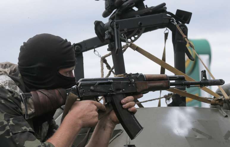 Um policial ucraniano morreu e mais dois ficaram feridos em um ataque separatista com morteiro perto de Slaviansk, reduto insurgente pró-russo do leste da Ucrânia