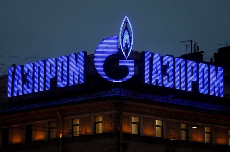 <p>Logotipo da empresa russa produtora de&nbsp;g&aacute;s natural Gazprom &eacute; visto em um an&uacute;ncio instalado no telhado de um pr&eacute;dio em S&atilde;o Petersburgo, em 14 de novembro de 2013</p>
