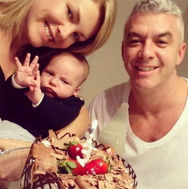 Ana Hickmann posa com o filho e o marido