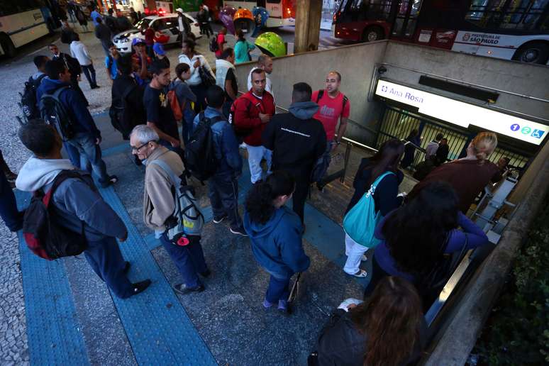 Passageiros encontraram a estação Ana Rosa fechada no início da manhã deste sábado