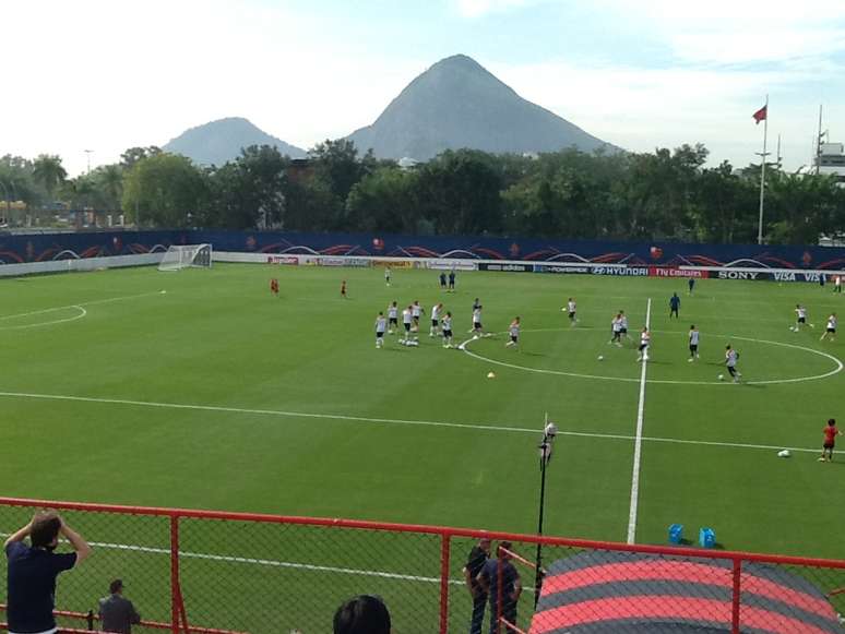 Seleção da Holanda treina neste sábado na Gávea. Técnico Louis Van Gaal despista a respeito de dúvidas, como meio-campista De Guzmán e atacante Van Persie. Treinador descartou responder perguntas em espanhol.