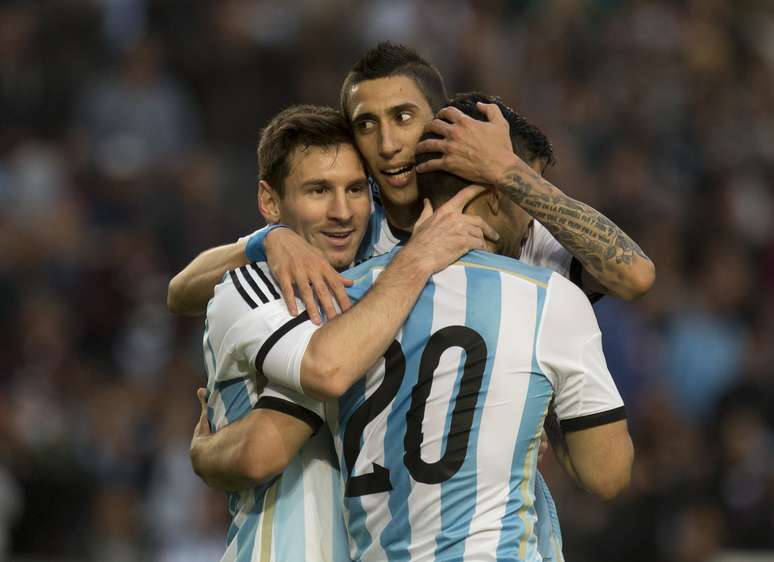 <p>Messi comemora com Agüero e Di María</p>